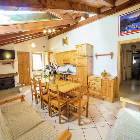 With Fireplace דירה